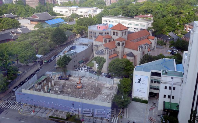 3일 철거작업을 하고 있는 서울지방국세청 남대문별관뒤 대한성공회 정동성당이 철거가 진행됨에 따라 그 모습을 드러내고 있다. 성공당 정동성당은 외관미가 뛰어난 건축물로 높은 평가를 받아왔으나 앞에 서있는 국세청건물에 가로막혀 광화문대로에서는 그 모습을 보기가 어려웠었다. <br />정희조 기자/checho@heraldclrp.com   150703
3일 철거작업을 하고 있는 서울지방국세청 남대문별관뒤 대한성공회 정동성당이 철거가 진행됨에 따라 그 모습을 드러내고 있다. 성공당 정동성당은 외관미가 뛰어난 건축물로 높은 평가를 받아왔으나 앞에 서있는 국세청건물에 가로막혀 광화문대로에서는 그 모습을 보기가 어려웠었다.
정희조 기자/checho@heraldclrp.com   150703