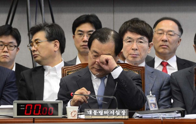 <사진설명>
국회 운영위원회 제1차 전체회의가 3일 오전 국회 본관에서 열린 가운데 이병기 청와대비서실장이 피곤한 듯 눈을 만지고 있다. 박해묵 기자/mook@heraldcorp.com