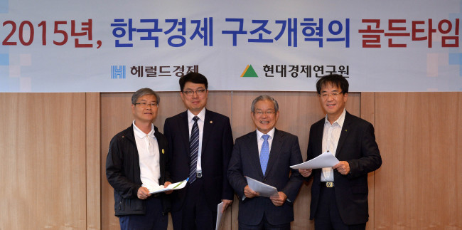 현대경제연구_간담회.<br />이상섭 기자 babtong@heraldcorp.com
현대경제연구_간담회.
이상섭 기자 babtong@heraldcorp.com
