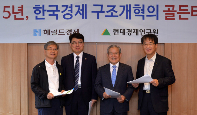 현대경제연구_간담회.<br />이상섭 기자 babtong@heraldcorp.com
현대경제연구_간담회.
이상섭 기자 babtong@heraldcorp.com