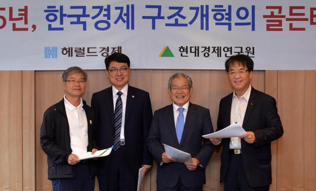 현대경제연구_간담회.<br />이상섭 기자 babtong@heraldcorp.com
현대경제연구_간담회.
이상섭 기자 babtong@heraldcorp.com