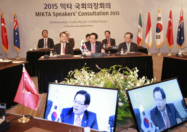 <YONHAP PHOTO-2806> '믹타'(MIKTA) 국회의장회의 주재하는 정의화 의장 (서울=연합뉴스) 이상학 기자 = 정의화 국회의장이 2일 서울 중구 조선호텔에서 중견 5개국 협의체 '믹타'(MIKTA) 국회의장회의를 주재하고 있다. 2015.7.2 leesh@yna.co.kr/2015-07-02 18:29:18/ <저작권자 ⓒ 1980-2015 ㈜연합뉴스. 무단 전재 재배포 금지.>
National Assembly Speaker Rep. Chung Ui-hwa (center) chairs the MIKTA Speakers’ Consultation meeting in Seoul on Thursday.   Yonhap
National Assembly Speaker Rep. Chung Ui-hwa (center) chairs the MIKTA Speakers’ Consultation meeting in Seoul on Thursday.   Yonhap