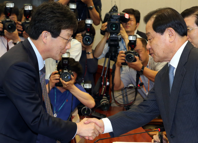 <YONHAP PHOTO-1484> 악수하는 유승민과 이병기 (서울=연합뉴스) 도광환 기자 = 3일 오후 속개된 국회 운영위원회에서 운영위 위원장인 새누리당 유승민 원내대표가 이병기 청와대 비서실장과 악수하고 있다. 2015.7.3 dohh@yna.co.kr/2015-07-03 14:21:44/ <저작권자 ⓒ 1980-2015 ㈜연합뉴스. 무단 전재 재배포 금지.>
Saenuri Party floor leader Rep. Yoo Seong-min (left) shakes hands with Lee Byung-kee, presidential chief of staff, during a National Assembly steering committee meeting Friday.   Yonhap