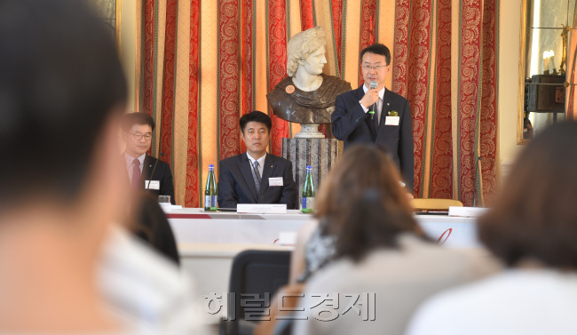 김수천 아시아나항공 사장이 2일 로마 빌라 미아니 호텔에서 로마신규취항 기념 간담회를 내외신 기자단을 대상으로 갖고 있다./로마=공항사진기자단
김수천 아시아나항공 사장이 2일 로마 빌라 미아니 호텔에서 로마신규취항 기념 간담회를 내외신 기자단을 대상으로 갖고 있다./로마=공항사진기자단
김수천 아시아나항공 사장이 로마 현지 기자간담회 자리에서 인사말을 하고 있다. 김 사장은 “아시아나의 아시아 네트워크를 통해 더많은 이탈리아 관광객들이 한국을 통해 아시아를 방문할 수 있을 것으로 기대한다”고 말했다.  이길동 기자/gdlee@heraldcorp.com