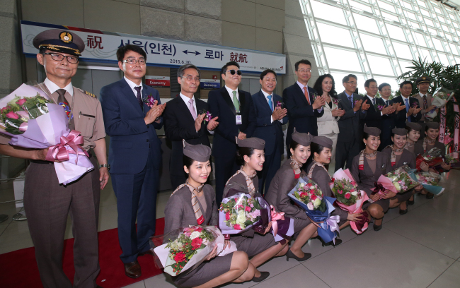서 아시아나항공 로마 직항 노선 신규 취항식이 열려 김수천 사장 등 주요 내빈과 승무원들이 함께 기념사진을 찍고 있다. 이날 행사에는 김수천 아시아나항공 사장, 티지아나 디 몰페타 한 이탈리아 대사관 참사관, 박완수 인천국제공항공사 사장, 박철구 인천공항 세관장, 김수곤 서울지방 항공청장, 윤현덕 국립인천공항검역소 소장, 배호열 농림축산검역본부 인천본부장, 최문식 인천공항출입국사무소 소장, 가수 싸이 등이 참석했다. 아시아나는 로마 노선에 약 300석 규모의 B777기를 투입해 매주 화ㆍ목ㆍ토요일 주 3회 운항할 예정이다. 로마는 독일 프랑크푸르트와 영국 런던, 프랑스 파리, 터키 이스탄불에 이은 유럽 5번째 취항지다. 인천공항/공항사진기자단
서 아시아나항공 로마 직항 노선 신규 취항식이 열려 김수천 사장 등 주요 내빈과 승무원들이 함께 기념사진을 찍고 있다. 이날 행사에는 김수천 아시아나항공 사장, 티지아나 디 몰페타 한 이탈리아 대사관 참사관, 박완수 인천국제공항공사 사장, 박철구 인천공항 세관장, 김수곤 서울지방 항공청장, 윤현덕 국립인천공항검역소 소장, 배호열 농림축산검역본부 인천본부장, 최문식 인천공항출입국사무소 소장, 가수 싸이 등이 참석했다. 아시아나는 로마 노선에 약 300석 규모의 B777기를 투입해 매주 화ㆍ목ㆍ토요일 주 3회 운항할 예정이다. 로마는 독일 프랑크푸르트와 영국 런던, 프랑스 파리, 터키 이스탄불에 이은 유럽 5번째 취항지다. 인천공항/공항사진기자단