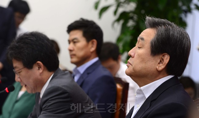 <착잡한 무대> 김무성 새누리당 대표가 6일 오전 서울 여의도 국회에서 열린 최고위원회의에서 유승민 원내대표의 모두발언을 경청하고 있다.  박해묵 기자/mook@heraldcorp.com