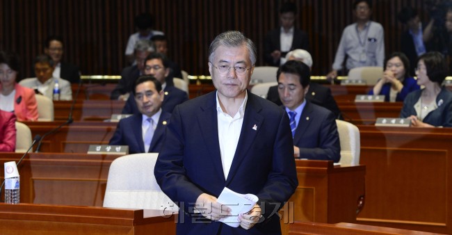 새정치민주연합 문재인 대표가 6일 오전 서울 여의도 국회에서 열린 의원총회에서 모두발언을 하기 위해 연단으로 나서고 있다. 박해묵 기자/mook@heraldcorp.com