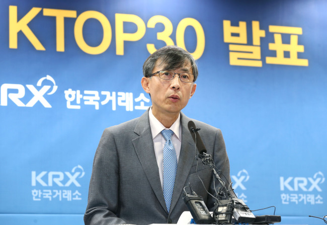 박영석 주가지수운영위원회 위원장(서강대 교수)이 6일 한국거래소에서 KTOP 30지수에 대해 설명하고 있다.<br />(사진=한국거래소)
박영석 주가지수운영위원회 위원장(서강대 교수)이 6일 한국거래소에서 KTOP 30지수에 대해 설명하고 있다.
(사진=한국거래소)