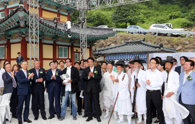 Cheonghakdong residents and KT officials including KT chairman Hwang Chang-gyu (left, front row) watch a flying security drone during a ceremony to transform the small village into a “GiGa Creative Town” on Monday.   Yonhap
Cheonghakdong residents and KT officials including KT chairman Hwang Chang-gyu (left, front row) watch a flying security drone during a ceremony to transform the small village into a “GiGa Creative Town” on Monday.   Yonhap
Cheonghakdong residents and KT officials including KT chairman Hwang Chang-gyu (left, front row) watch a flying security drone during a ceremony to transform the small village into a “GiGa Creative Town” on Monday.   Yonhap