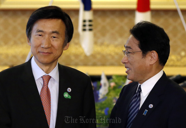 South Korea's Foreign Minister Yun Byung-se (left) poses with his Japanese counterpart Fumio Kishida before their meeting in Tokyo on June 21. (AP-Yonhap)