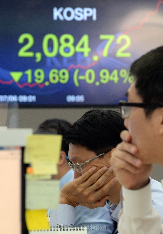 Foreign currency dealers are seen at the main branch of Korea Exchange Bank in central Seoul on Monday. (Ahn Hoon/The Korea Herald)