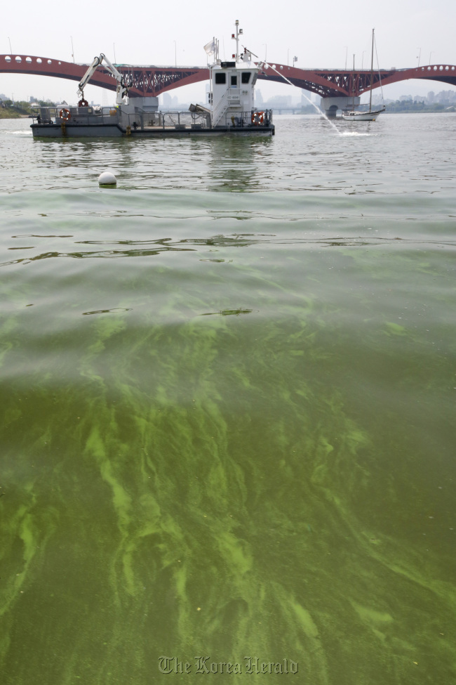 A Seoul City vessel carries out water treatment near Seongsan Bridge on the Hangang River in Seoul. (Yonhap)