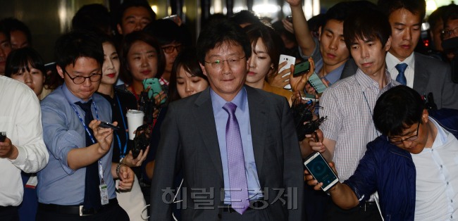 새누리당 유승민 원내대표가 7일 오전 국회에서 열린 당 긴급 최고위원회의 참석을 위해 회의장으로 향하는 중 기자들에 둘러싸여 있다. 유 원내대표는 이날 최고위 회의 도중 회의장 밖으로 나오며 “(회의에) 더 있을 이유가 없어 나왔다” 면서 “내일 의원총회 소집 요구에 응했고, 의총에서 나오는 결과를 따를 것”이라고 밝혔다. 박해묵 기자/mook@heraldcorp.com