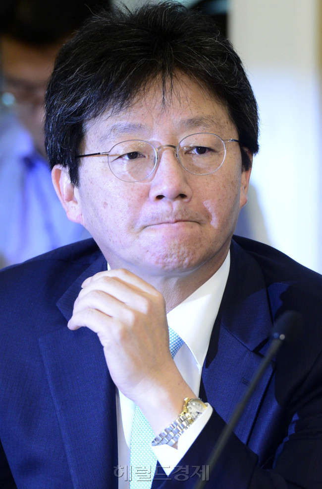 7일 오전 새누리당이 유승민 원내대표의 거취를 위한 긴급최고위원회를 개최한 가운데 회의 도중 유승민 원내대표가 당대표 회의실을 나서고 있다. 박해묵 기자/mook@heraldcorp.com