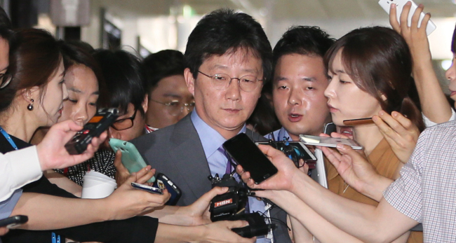 Saenuri Party floor leader Rep. Yoo Seong-min walks past reporters at the National Assembly on Tuesday. Yonhap