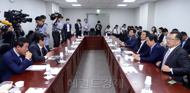 유승민 새누리당 원내대표의 거취를 둘러싼 의원총회를 앞 둔 8일 오전 서울 여의도 국회 의원회관에서 새누리당 비박계 재선의원들이 비공개 회동을 가지고 있다. 박해묵 기자/mook@heraldcorp.com