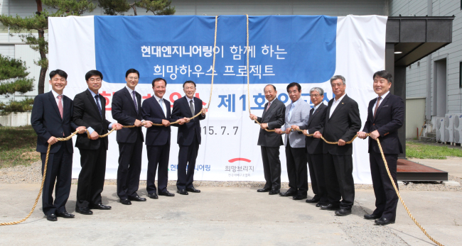 <YONHAP PHOTO-3230> 재해구호주택 ‘희망하우스’ 제1호 입고식 (서울=연합뉴스) 희망브리지 전국재해구호협회가 7일 경기도 파주시 재해구호물류센터에서 현대엔지니어링과 '희망하우스 프로젝트' 협약을 체결한 후 갑작스러운 재난으로 보금자리를 잃은 이재민에게 임시로 제공하는 재해구호주택 ‘희망하우스’ 제1호 입고식을 개최하고있다. 2015.7.7 << 희망브리지 제공 >> photo@yna.co.kr/2015-07-07 17:49:53/ <저작권자 ⓒ 1980-2015 ㈜연합뉴스. 무단 전재 재배포 금지.>
<YONHAP PHOTO-3230> 재해구호주택 ‘희망하우스’ 제1호 입고식 (서울=연합뉴스) 희망브리지 전국재해구호협회가 7일 경기도 파주시 재해구호물류센터에서 현대엔지니어링과 '희망하우스 프로젝트' 협약을 체결한 후 갑작스러운 재난으로 보금자리를 잃은 이재민에게 임시로 제공하는 재해구호주택 ‘희망하우스’ 제1호 입고식을 개최하고있다. 2015.7.7 << 희망브리지 제공 >> photo@yna.co.kr/2015-07-07 17:49:53/ <저작권자 ⓒ 1980-2015 ㈜연합뉴스. 무단 전재 재배포 금지.>