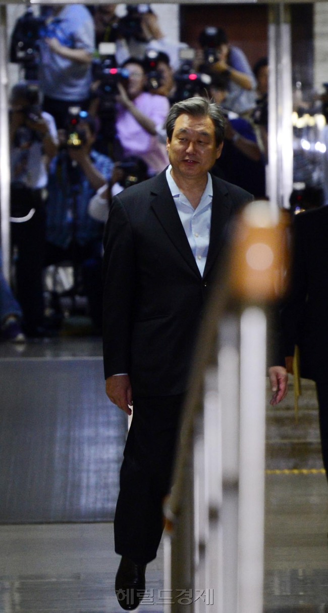 김무성 새누리당 대표가 유승민 원내대표의 거취를 결정할 의원총회 회의장으로 들어가고 있다.
박해묵 기자/mook@heraldcorp.com