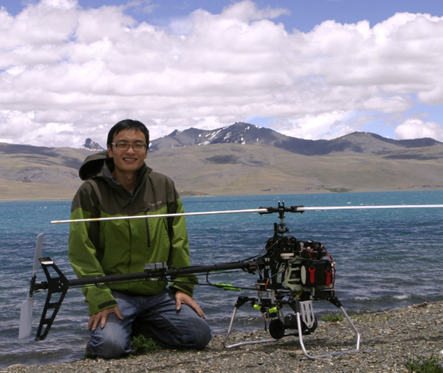DJI 테크놀로지 창업자 프랭크 왕. 사진은 대학 시절 에베레스트 산맥에서 자신이 개발한 드론을 테스트하던 모습.