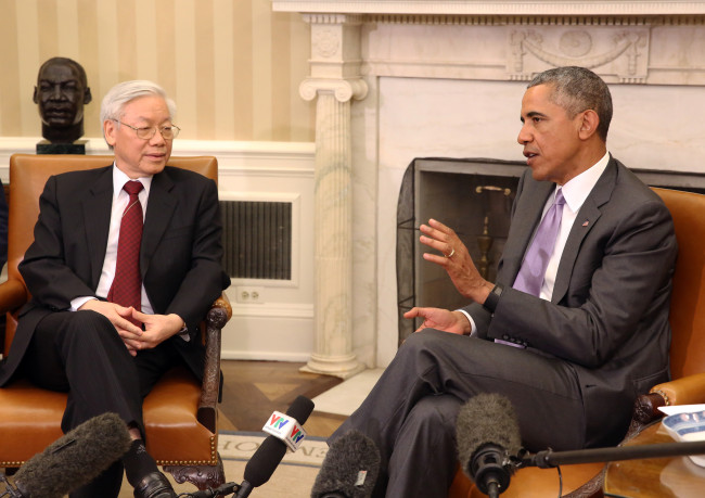 <YONHAP PHOTO-0628> President Barack Obama meets in the Oval Office of the White House with General Secretary Nguyen Phu Trong of Vietnam in Washington, DC on July 7, 2015. Pool photo by Martin H. Simon/UPI/2015-07-08 02:54:27/ <저작권자 ⓒ 1980-2015 ㈜연합뉴스. 무단 전재 재배포 금지.>
U.S. President Barack Obama meets in the Oval Office of the White House with General Secretary Nguyen Phu Trong of the Vietnamese Communist Party in Washington on Tuesday.   UPI-Yonhap
U.S. President Barack Obama meets in the Oval Office of the White House with General Secretary Nguyen Phu Trong of the Vietnamese Communist Party in Washington on Tuesday.   UPI-Yonhap