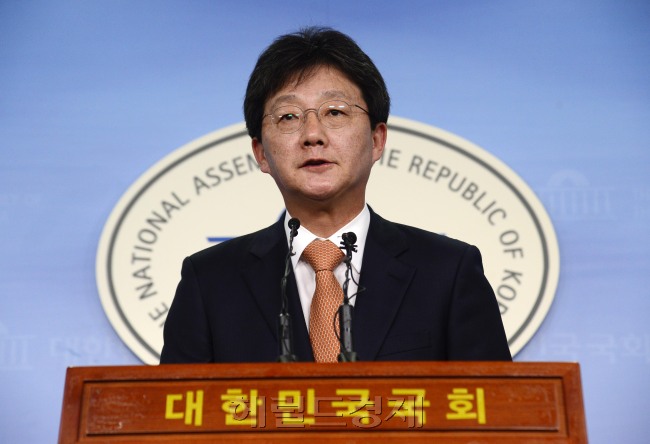 유승민 새누리당 원내대표가 8일 오후 새누리당 긴급 의원총회가 끝난 뒤 국회 정론관에서 사퇴 입장을 밝히는 기자회견을 가지고 있다 . 유 대표는 “새누리당 의원총회의 의견에 따라 원내대표직에서 물러나겠다”고 밝혔다.
박해묵 기자/mook@heraldcorp.com