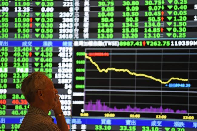 <YONHAP PHOTO-2616> A man speaks in front of monitors showing market movements at the Taiwan Stock Exchange in Taipei on July 8, 2015. Taiwan's weighted index fell 274.05 points or 2.96 percent to 8,976.11 as a rout in China spread into regional markets while traders are also buffeted by fears about Greece's future in the eurozone. AFP PHOTO / Sam Yeh /2015-07-08 16:34:28/ <저작권자 ⓒ 1980-2015 ㈜연합뉴스. 무단 전재 재배포 금지.>
A man speaks in front of monitors showing market movements at the Taiwan Stock Exchange in Taipei on Wednesday. Taiwan’s weighted index fell 274.05 points or 2.96 percent to 8,976.11 as a rout in China spread into regional markets while traders were also buffeted by fears about Greece’s future in the eurozone.    AFP-Yonhap