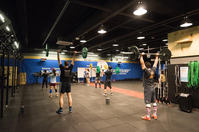 Members of Reebok CrossFit Sentinel Uptown in Gangnam, Seoul, perform weightlifting in a CrossFit class. (Reebok CrossFit Sentinel)