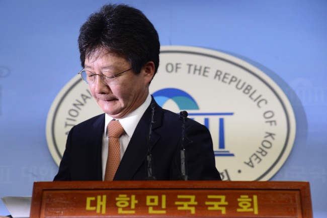 Rep. Yoo Seong-min announces his resignation as the Saenuri Party's floor leader at the National Assembly on Wednesday. (Park Hae-mook/The Korea Herald)