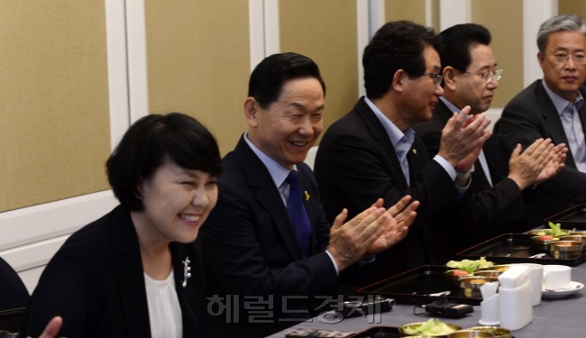 9일 오전 서울 여의도 국회 귀빈식당에서 새정치민주연합 혁신위원회와 재선의원들의 간담회가 열린 가운데 김상곤 혁신위원장이 박수를 치고 있다. 김 위원장은 지난 8일 당의 사무총장 자리를 없애고, 최고위원제를 전면 개편하는 내용의 ‘2차 혁신안’을 내놔 당내의 반발을 사고 있다. 박해묵 기자/mook@heraldcorp.com