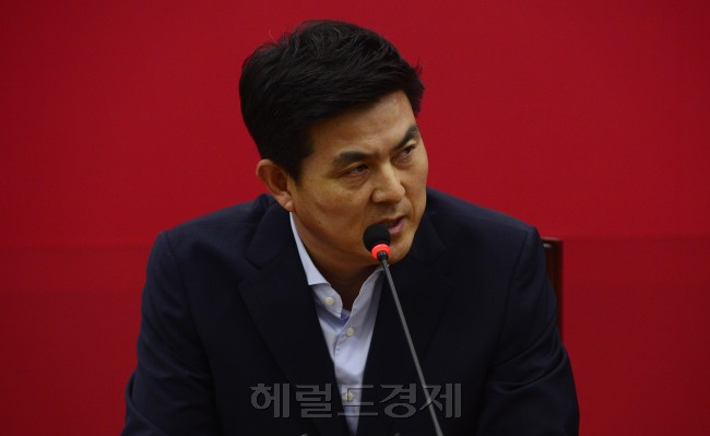 새누리당 김태호 최고위원이 9일 오전 서울 여의도 국회에서 열린 최고위원회의에서 현안에 대해 발언하고 있다. 박해묵 기자/mook@heraldcorp.com