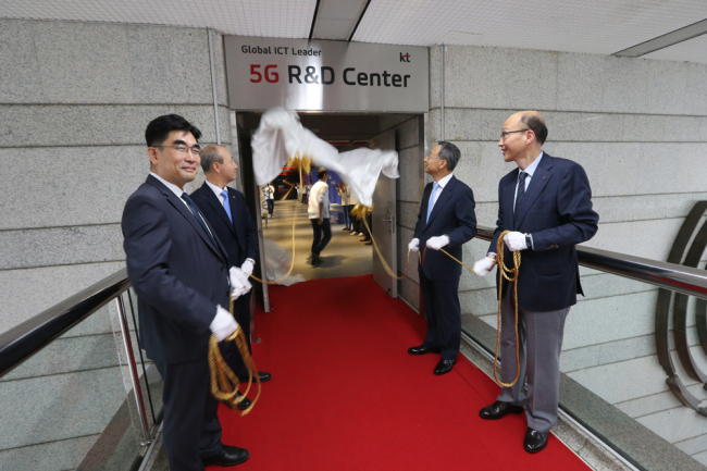 Mobile carrier KT’s chief executive Hwang Chang-gyu (second from right) joins top executives at the launch of the firm’s 5G R&D Center, which will serve as a test bed for 5G network technology, in Seoul on Thursday.   KT