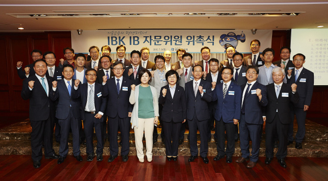 권선주 은행장(첫째줄 오른쪽 다섯번째)이 9일 서울 중구 세종호텔에서 김정균 특허청 과장(두번째줄 오른쪽 두번째), 박종구 나노융합2020사업단장(첫째줄 맨 오른쪽), 최성열 KCC건설 이사(첫째줄 왼쪽 네번째) 등 ‘IBK IB 자문위원’ 30명과 위촉식을 마치고 기념 촬영을 하고 있는 모습