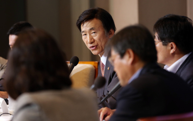 <YONHAP PHOTO-1280> 질문에 답하는 윤병세 장관 (서울=연합뉴스) 신준희 기자 = 윤병세 외교장관이 9일 오전 서울 중구 프레스센터에서 열린 외교장관 초청 관훈토론회에서 질문에 답하고 있다. 2015.7.9 hama@yna.co.kr/2015-07-09 10:45:19/ <저작권자 ⓒ 1980-2015 ㈜연합뉴스. 무단 전재 재배포 금지.>
Foreign Minister Yun Byung-se (center) speaks during a news conference at the Korea Press Center hosted by the Kwanhun Club, a Seoul-based association of senior journalists, Thursday.   Yonhap