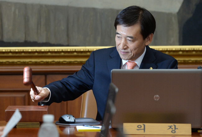 Bank of Korea Governor Lee Ju-yeol announces the opening of the monthly monetary policy meeting in the bank's headquarters in Seoul, Thursday. (Yonhap)