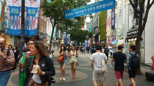메르스 사태로 국내 관광산업의 ‘큰 손’인 요우커가 발길을 끊었던 명동이 다시 활기를 찾을지 관심이 모아지고 있다.