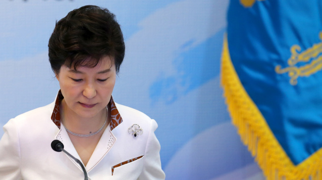 President Park Geun-hye meets with civilian members of the presidential committee on unification preparations at Cheong Wa Dae, Friday. (Yonhap)