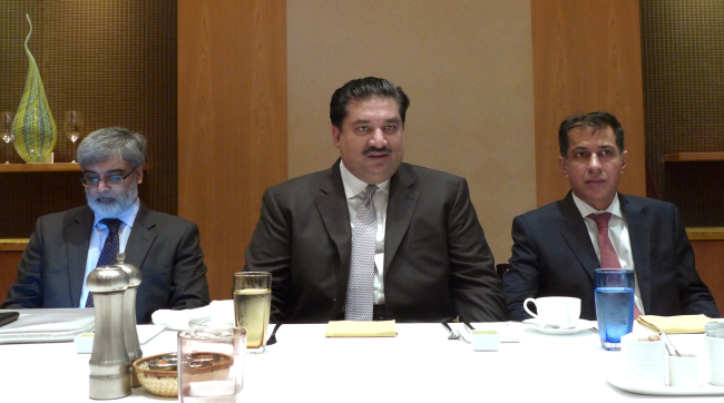 From left: Pakistani Ambassador Zahid Nasrullah Khan, Federal Minister for Commerce Khurram Dastgir Kahn and embassy Commercial Counselor Aamir Zazir Gondal speak to journalists at Lotte Hotel last Wednesday.   Joel Lee/The Korea Herald