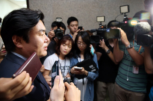 Saenuri Party Rep. Won Yoo-chul (left) meets reporters at the National Assembly, Sunday, after submitting his application to run in Tuesday’s floor leader election. (Yonhap)