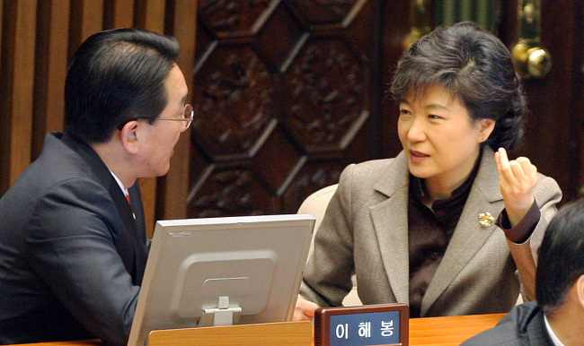 This 2009 file photo shows Park Geun-hye, the then chairwoman of Grand National Party, talking with Hyun Ki-hwan at National Assembly.(Yonhap)