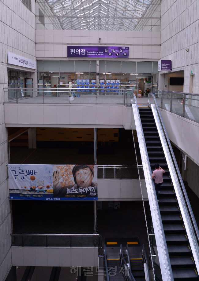 코엑스에 자리잡고 있는 4층 편의점. 에스컬레이터를 타고 올라가 들어가야 하지만, 유동인구가 많은 덕분에 꼭 편의점이 1층에 둥지를 터야 한다는 고정관념을 깨고 있다. 이상섭 기자/babtong@heraldcorp.com
