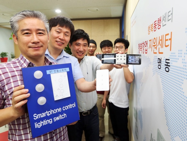 ‘MWC 상하이 2015’에 참가하는 ‘브라보! 리스타트’ 3기 임직원들이 성공적인 중국시장 진출을 다짐하며 환하게 웃고 있다. 사진 왼쪽 첫번 째 반디 염평삼 부사장, 왼쪽 두번 째 제이디사운드 김희찬 대표, 마그나랩 박정우 대표, 반디통신 임태환 대표.