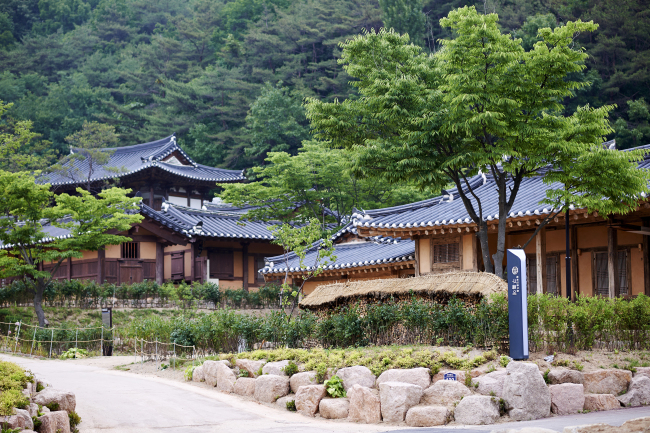 SK는 안동댐 건설로 전통고택들이 수몰위기에 처하자 원형 그대로 이전해 리조트로 운영하고 있다. 사진은 고택리조트 ‘구름에’