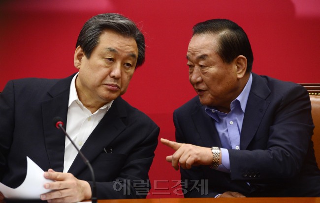취임 1주년을 맞는 김무성 새누리당 대표가 13일 오전 서울 여의도 국회에서 열린 최고위원회의에서 서청원 최고위원과 의견을 나누고 있다. 박해묵 기자/mook@heralcorp.com