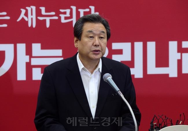 <사진설명>
취임 1주년을 맞은 김무성 새누리당 대표가 13일 오전 서울 여의도 국회에서 취임 1주년 기자회견을 열고 있다.
박해묵 기자/mook@heralcorp.com
