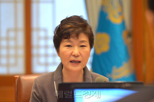 <사진설명> 박근혜 대통령이 13일 오전 청와대에서 열린 수석비서관회의에서 모두발언을 하고 있다.
박 대통령은 “광복 70주년의 의미를 살리고 국가 발전과 국민대통합을 이루기 위해 사면을 실시할 필요가 있다고 생각한다. 관련 수석들은 필요한 범위와 대상을 검토해 주기 바란다”고 말했다.
안훈 기자/rosedale@heraldcorp.com