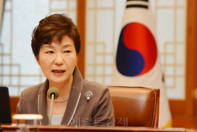 박근혜 대통령이 13일 오전 청와대에서 열린 수석비서관회의에서 모두발언 하고 있다. 안훈 기자/rosedale@heraldcorp.com