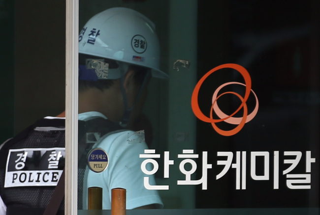A police officer enters a Hanwha Chemical plant in Ulsan as part of an investigation into a deadly explosion there on July 4.    Yonhap