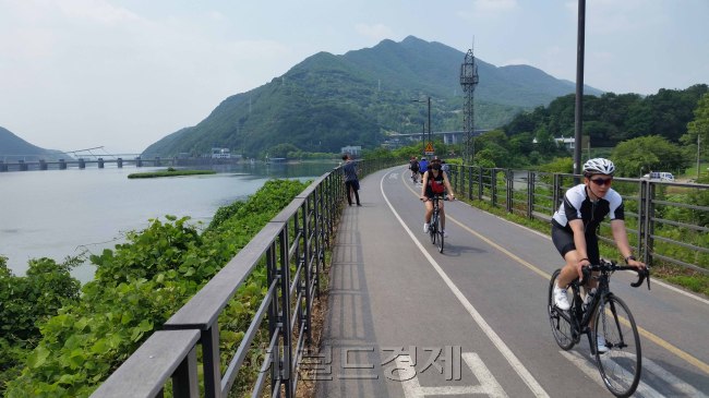 자전거로 국내 명소 종주를 계획하는 ‘실속파‘ 직장인들이 늘고 있다.  정희조 기자 checho@