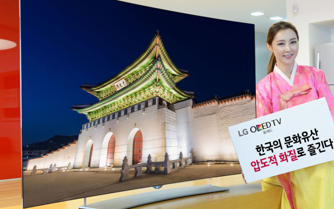 LG전자가 올레드 TV의 압도적인 화질을 통해 우리 문화유산의 아름다움과 우수성을 알린다. LG전자는 문화재청, 캐논과 함께 ‘대한민국 문화유산 사진공모전’을 실시한다고 14일 밝혔다. 이날부터 오는 30일까지 대한민국의 유형 문화재를 촬영해 제출하면 심사를 통해 우수작을 선정한다.  [사진제공=LG전자]