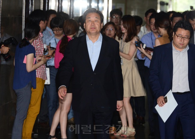 새누리당 김무성 대표가 지난 8일 오전 국회에서 열린 유승민 새누리당 원내대표의 거취를 논의하기 위한 비공개 긴급의총에 참석하기 위해 회의장으로 들어가고 있다. 박해묵 기자/mook@heralcorp.com
